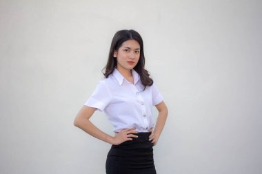 Taylandlı yetişkin öğrenci üniforması güzel kız rahatla ve gülümse.