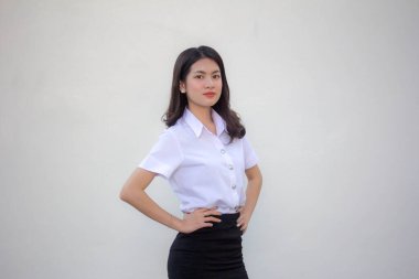 Taylandlı yetişkin öğrenci üniforması güzel kız rahatla ve gülümse.