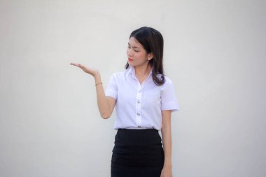 Taylandlı yetişkin üniversite üniforması güzel kız elini göster.