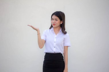 Taylandlı yetişkin üniversite üniforması güzel kız elini göster.