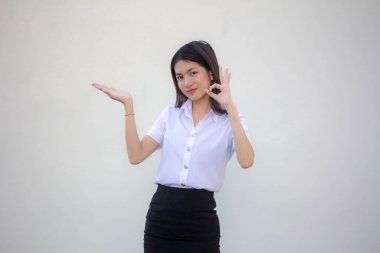 Taylandlı yetişkin üniversite üniforması güzel kız elini göster.