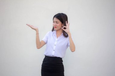 Taylandlı yetişkin üniversite üniforması güzel kız elini göster.