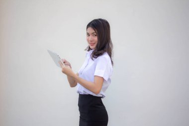 Yetişkin öğrenci üniforması. Tabletini kullanan güzel bir kız.