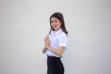 Taylandlı yetişkin öğrenci üniforması. Güzel kız. Saygı göster.