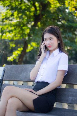 Taylandlı yetişkin öğrenci üniforması güzel kız rahatla ve gülümse.