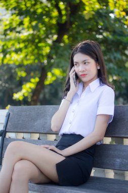 Taylandlı yetişkin öğrenci üniforması güzel kız rahatla ve gülümse.