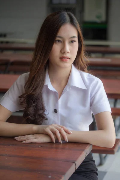 Tailandês Adulto Estudante Universidade Uniforme Bela Menina Relaxar Sorrir — Fotografia de Stock