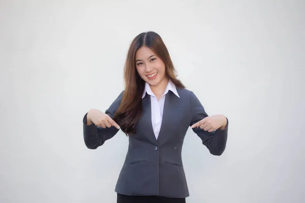 タイの大人働く女性の肖像白いシャツを指す — ストック写真