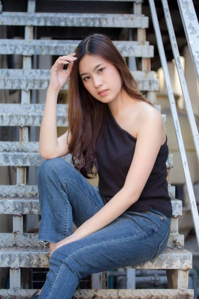 Ritratto Tailandese Porcellana Adulto Bella Ragazza Nero Camicia Blu Jeans — Foto Stock