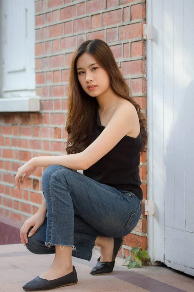 Tayland portresi yetişkin güzel kız siyah gömlek mavi kot pantolon rahatla ve gülümse