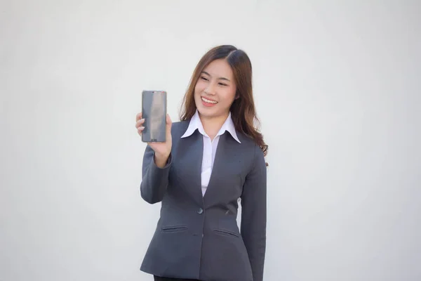 泰国人办公室女职员的画像 露出她的手机和微笑 — 图库照片