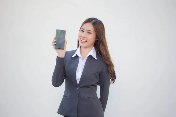 Portrait Thai Adulte Bureau Fille Montrer Son Téléphone Sourire — Photo