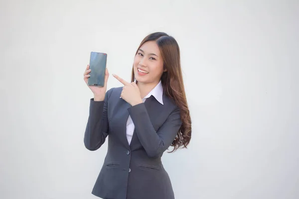 Retrato Tailandês Adulto Escritório Menina Mostrar Seu Telefone Sorriso — Fotografia de Stock