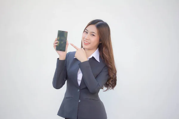 Portret Tajski Dorosłych Biuro Dziewczyna Pokazać Jej Telefon Uśmiech — Zdjęcie stockowe
