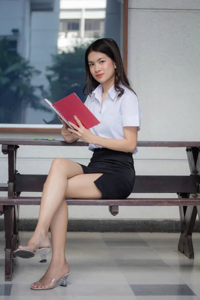 Tailandese Adulto Studente Università Uniforme Bella Ragazza Leggere Rosso Libro — Foto Stock