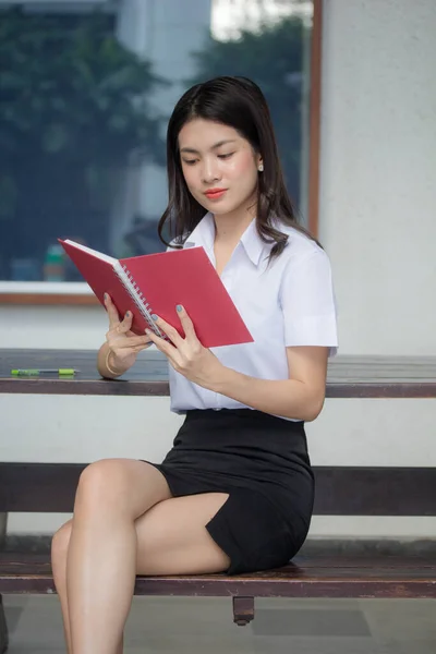 Taylandlı Yetişkin Üniversite Üniforması Güzel Kız Kırmızı Kitabı Okuyor — Stok fotoğraf