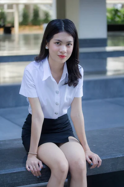 Thai Mahasiswi Dewasa Seragam Universitas Gadis Cantik Santai Dan Tersenyum — Stok Foto
