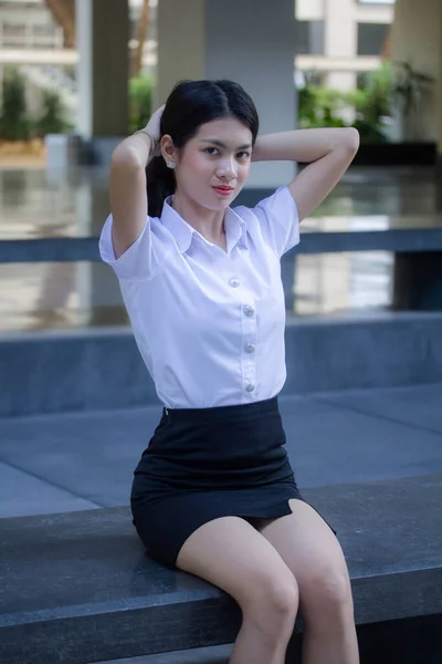 Tailandés Adulto Estudiante Universidad Uniforme Hermosa Chica Relax Sonrisa — Foto de Stock