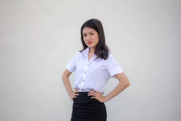 Tailandês Adulto Estudante Universidade Uniforme Bela Menina Relaxar Sorrir — Fotografia de Stock