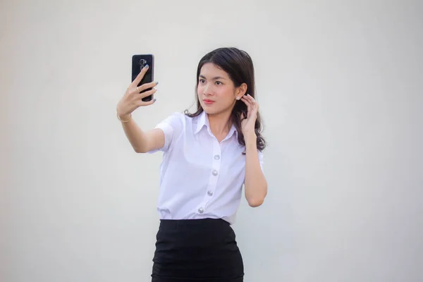 Tailandês Adulto Estudante Universidade Uniforme Bela Menina Usando Seu Telefone — Fotografia de Stock