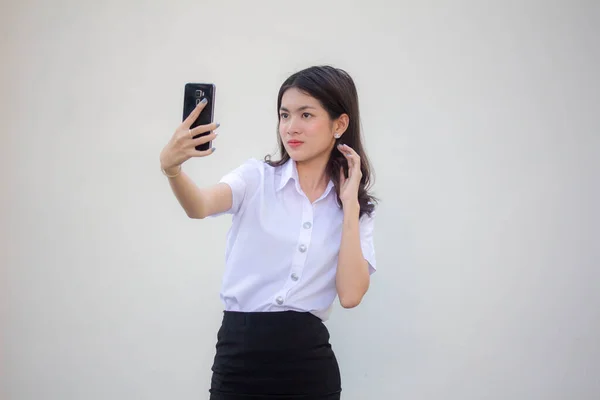 Тайський Дорослий Студент Університетська Форма Красива Дівчина Використовує Свій Смартфон — стокове фото