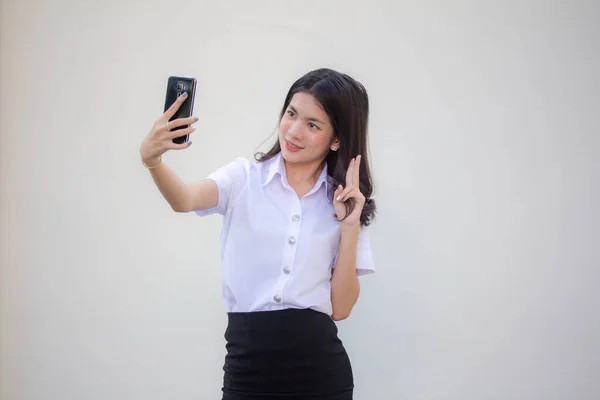 Тайський Дорослий Студент Університетська Форма Красива Дівчина Використовує Свій Смартфон — стокове фото