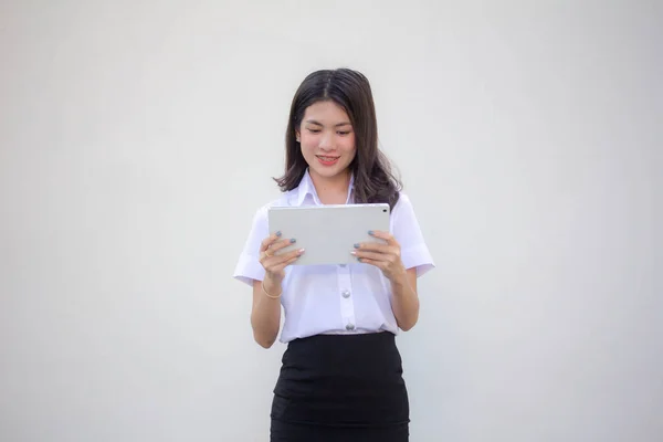 Tailandés Adulto Estudiante Universidad Uniforme Hermosa Chica Usando Tableta — Foto de Stock