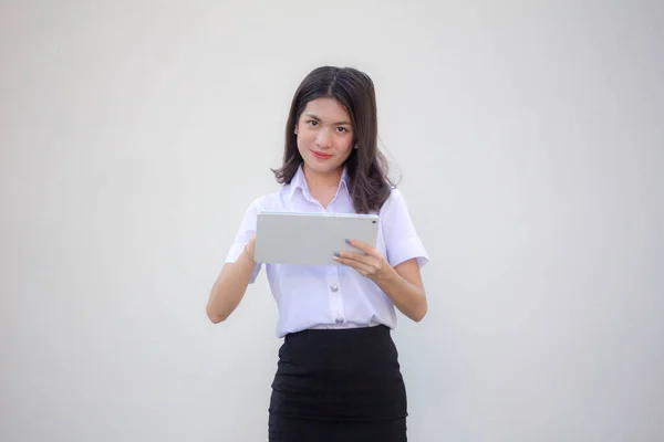 타이성 대학생은 타블렛을 사용하여 아름다운 제복을 — 스톡 사진