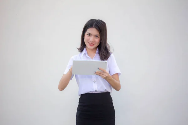 Tailandés Adulto Estudiante Universidad Uniforme Hermosa Chica Usando Tableta —  Fotos de Stock