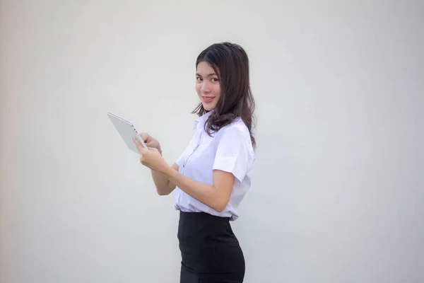 泰族成人大学生校服漂亮女孩用平板电脑 — 图库照片