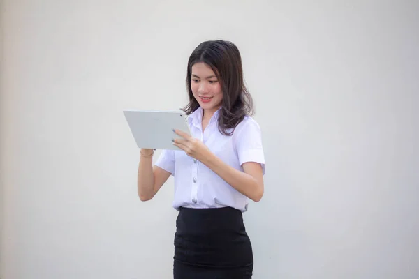 タイの成人女子大生制服美少女使用彼女のタブレット — ストック写真