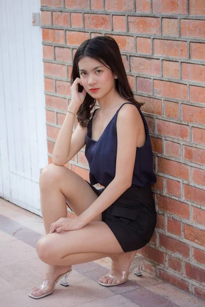 Retrato Tailandês Adulto Bela Menina Relaxar Sorrir — Fotografia de Stock