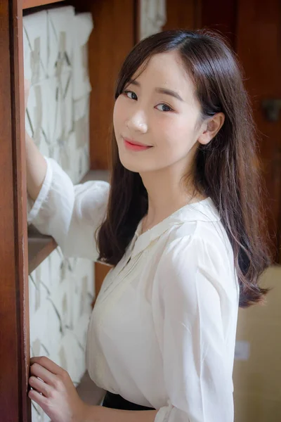 タイの肖像中国大人のオフィスの女の子の白いシャツリラックスして笑顔 — ストック写真
