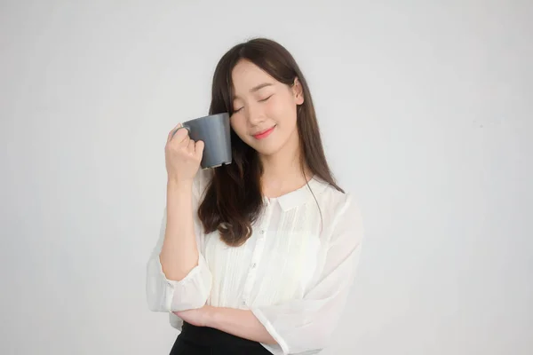 泰国人肖像中国成年人办公室女白衬衫喝咖啡 — 图库照片