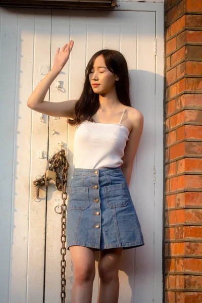 Ritratto Tailandese Porcellana Adulto Bella Ragazza Camicia Bianca Blu Jeans — Foto Stock