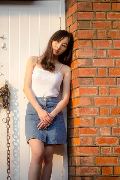 Retrato Tailandês China Adulto Linda Menina Camisa Branca Jeans Azul — Fotografia de Stock