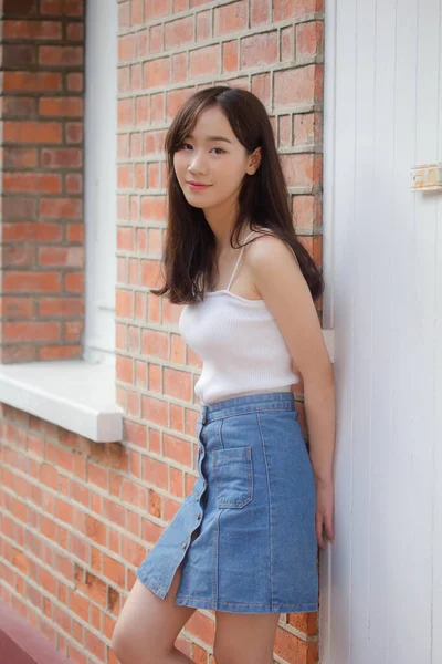 Retrato Tailandés China Adulto Hermosa Niña Camisa Blanca Vaqueros Azules —  Fotos de Stock