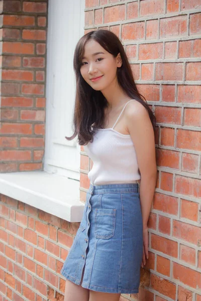 Retrato Tailandês China Adulto Linda Menina Camisa Branca Jeans Azul — Fotografia de Stock