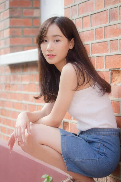 Porträtt Thai Porslin Vuxen Vacker Flicka Vit Skjorta Blå Jeans — Stockfoto