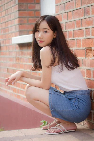 Retrato Tailandés China Adulto Hermosa Niña Camisa Blanca Vaqueros Azules — Foto de Stock