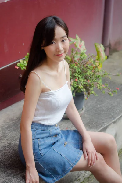 Portrait Thaï Chine Adulte Belle Fille Chemise Blanche Jeans Bleu — Photo