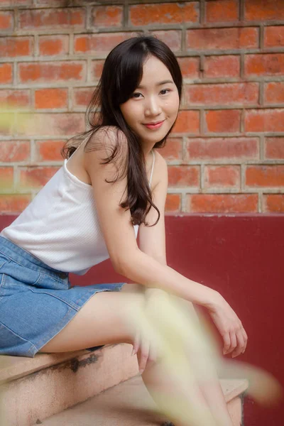 Portret Tailandez China Adult Fată Frumoasă Cămașă Albă Blugi Albastru — Fotografie, imagine de stoc