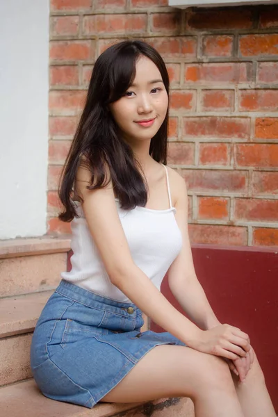 Retrato Tailandés China Adulto Hermosa Niña Camisa Blanca Vaqueros Azules — Foto de Stock