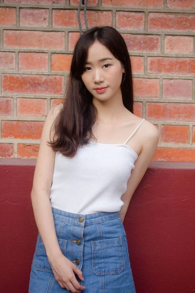 Retrato Tailandés China Adulto Hermosa Niña Camisa Blanca Vaqueros Azules — Foto de Stock