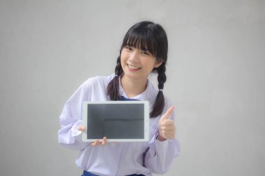 Taylandlı liseli üniformasının portresi Güzel kız gösterisi tableti