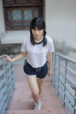 Japon spor üniformalı güzel kız mutlu ve rahatlamış.