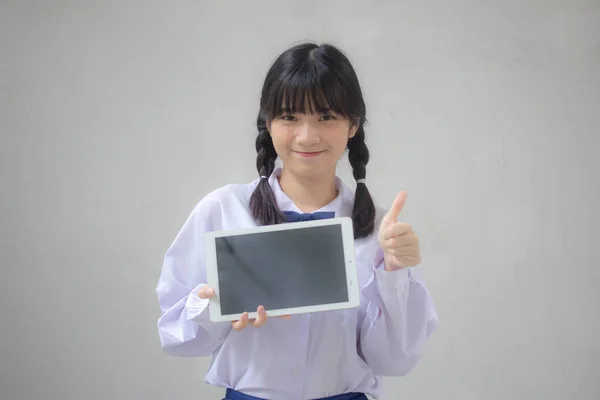 Portret Tajskiego Ucznia Szkoły Średniej Mundur Piękna Dziewczyna Show Tablet — Zdjęcie stockowe