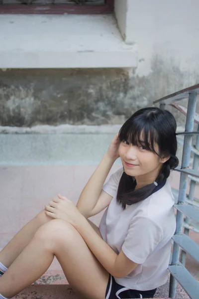 身穿日本体育校服的少女泰国人很开心 也很放松 — 图库照片
