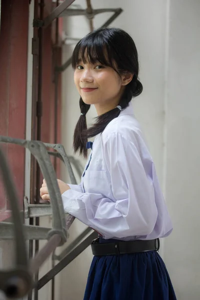 Taylandlı Liseli Üniforması Genç Güzel Kız Mutlu Rahat — Stok fotoğraf