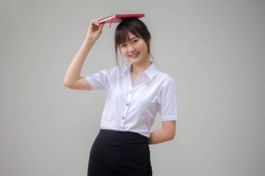 Taylandlı yetişkin üniversite üniforması güzel kız ve kırmızı kitap.